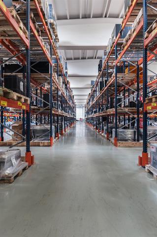 Warehouse with all traction cells.