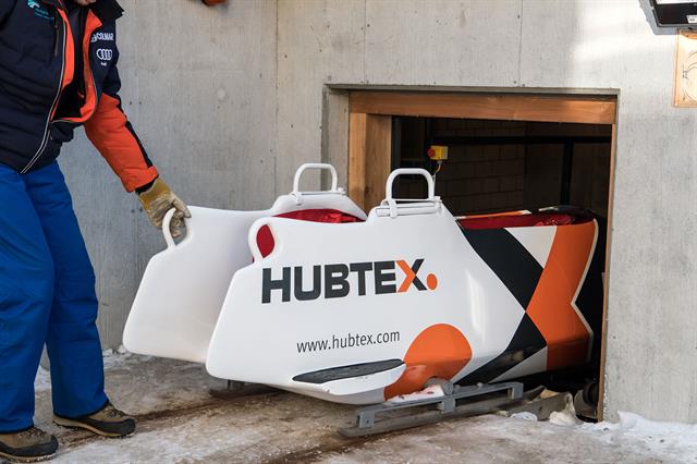 The driver needs around one minute to get the bobsleigh onto the loading platform.