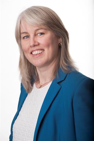 Gabrielle Walker, renowned author and speaker, will be the master of ceremonies for the Breakbulk Europe 2018 conference.