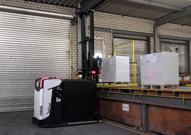 The AGVs can handle the pallets from both sides, from conveyor belt to storage room and also to the loading ramp.