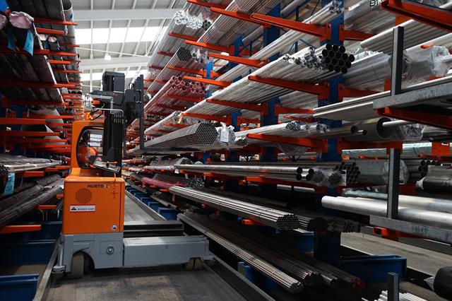 The multidirectional sideloaders supplied by Hubtex and Rohrer-Marti are used to handle large sheet materials and long profiles at Hans Kohler.