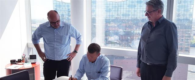 Frank Haltermann, Jerker Hartwall and Gehard Habedank sign an agreement.