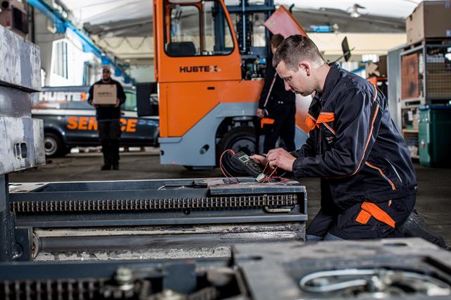 At its service workshop, Hubtex conducts maintenance work on and general overhauls of its own vehicles.