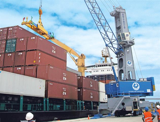 Integra Port Services has ordered its third HMK 260E mobile harbour crane from Gottwald Port Technology.