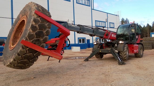 Bolzoni Auramo big tire clamp: safety first.