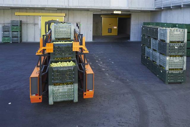 At 10 metres in length and 2.40 metres in width, the vehicle is also able to drive through the side aisles right up to the cold storage units.