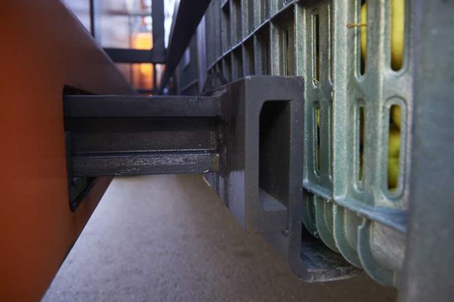 The load is picked up via a synchronous lifting of the chassis using a lifting rail. Each batch of crates is gripped and lifted by a fork in the wheel arms.