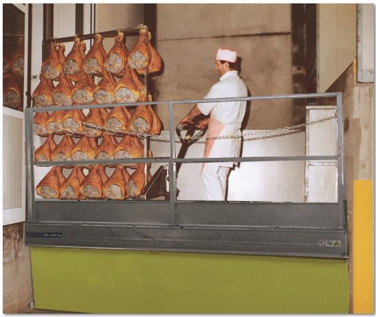 Bolzoni Auramo lift tables are designed to work with highest safety also with off-centered and moving loads.