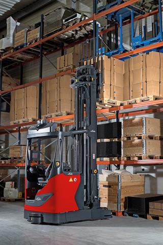 The autonomous Linde R-MATIC reach truck transports palletized goods of up to 1.6 tons, storing and retrieving them independently at lifting heights of up to ten meters.