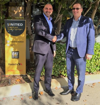 Andrea Artoni (AlmaCrawler) and David Maxwell (United) celebrate the new retailer agreement.