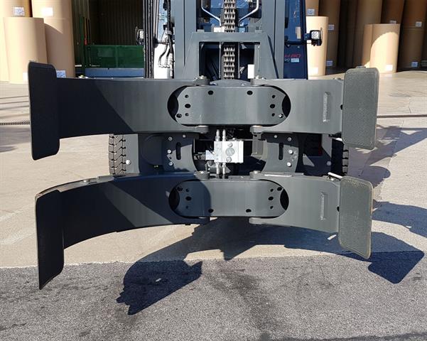 Rotating roll clamp 2T458B from KAUP - the 'smart' is concealed in the silver box in the middle of the modular rotary transmission.