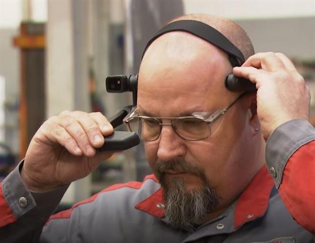SMART Services - A MEYER and BOLZONI AURAMO Service Engineer wearing the new Smart Glasses.