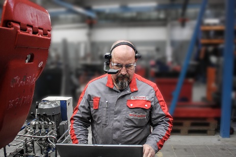 A MEYER and BOLZONI AURAMO Service Engineer remotely connected to the Customer Service Help Desk in the factory.