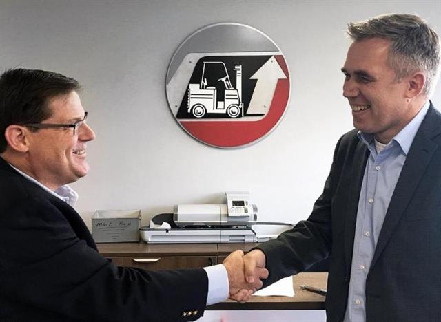 Dan Pruitt (Eastern Lift Truck) with Jurgen Thorwarth (MAFI).