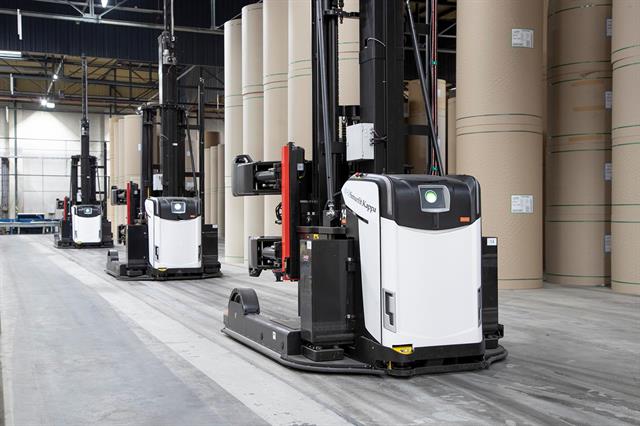 The driverless fleet of Rocla AGVs picks up the paper rolls coming out of production