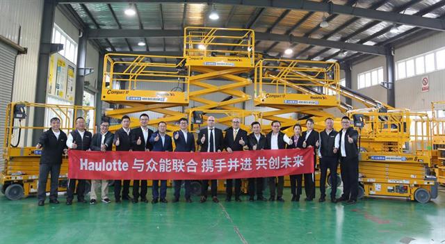 Staff mark the agreement between Haulotte China and Zhongneng United Digital Technology