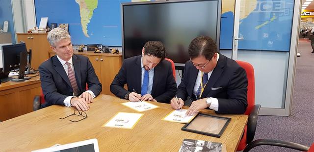 JCB and Mach 1 officials sign an agreement