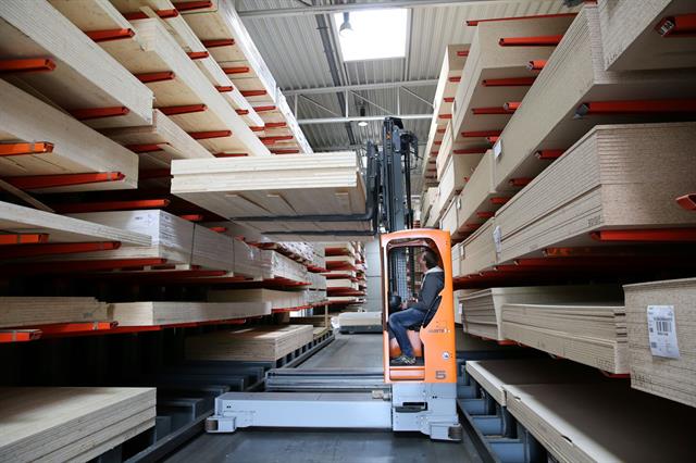 2 Hubtex relies on the step-by-step and individual automation of its electric multidirectional sideloaders for the handling of long loads.