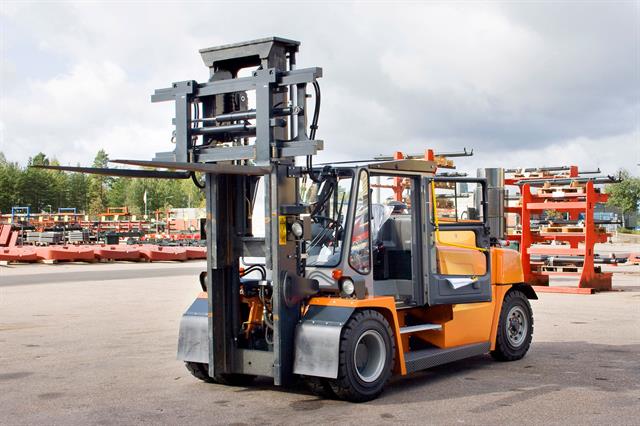 Heavy duty lift truck equipped with Booforge forks