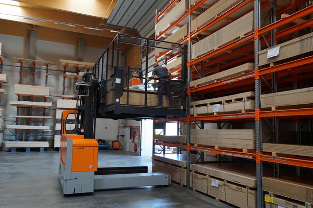 Multidirectional sideloader with order picking platform.