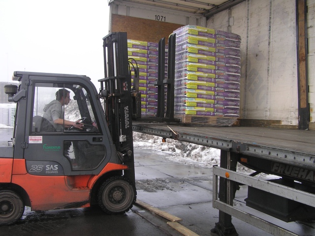 Loading trucks one-sided using Toyota forklift trucks