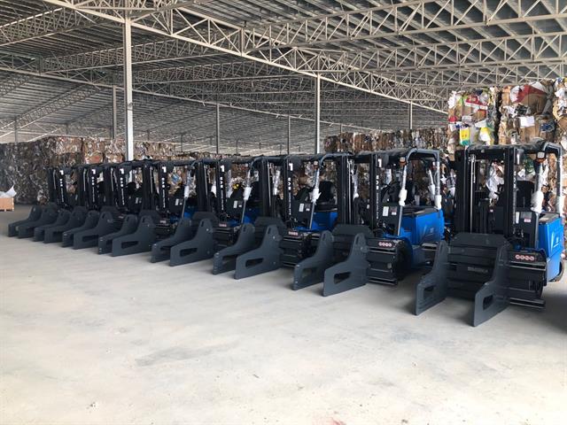 Here the first 21 waste bale clamps, 3.2 tons capacity, delivered to the Malaysian plant, fitted on BYD fork lift trucks.