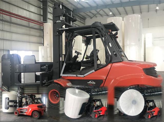 This Bolzoni Auramo 3.2 tons @ 1.600 mm Tissue paper roll clamp is fitted on a Linde H80-900 lift truck, at the Chongqing customer plant, in China.