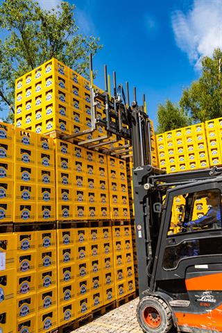KAUP produces multiple pallet handlers with two, three or four pairs of forks and a load capacity of up to 12 t.