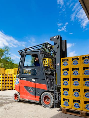 KAUP produces multiple pallet handlers with two, three or four pairs of forks and a load capacity of up to 12 t.