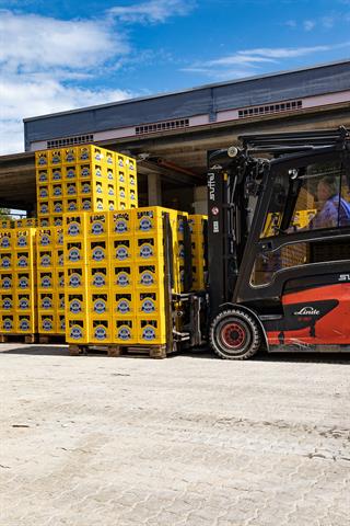KAUP produces multiple pallet handlers with two, three or four pairs of forks and a load capacity of up to 12 t.