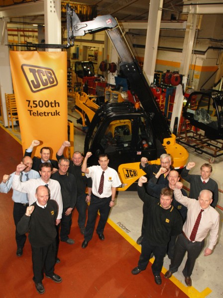 JCB celebrates the production of the 7,500th Teletruk forklift.