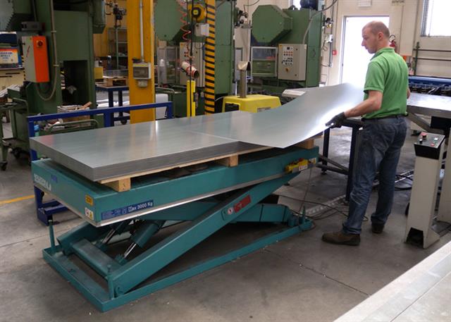 Ergonomic working station in the sheet metal working.