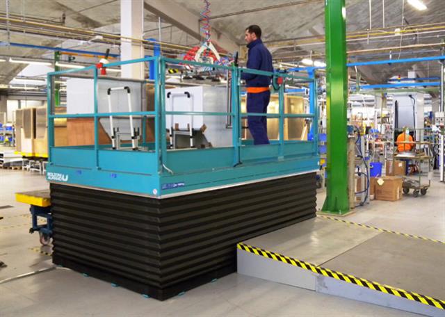 Lift Table with PVC bellows to prevent trapping between scissors and safety handrails to avoid accidental falls.