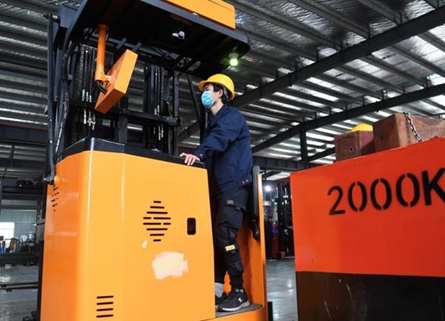 Work has resumed at a forklift factory in Huagang, Anhui Province.