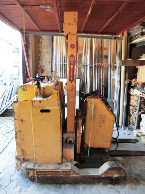 Behold, a 'Historical' JUNGHEINRICH Reachtruck, dated 1962.