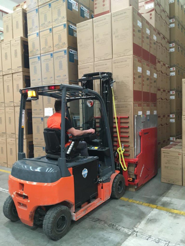 The Easy-MOVE System fitted on KS-09CNA carton clamp, at a leading appliances manufacturer.