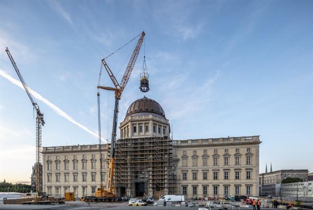 Mobi-Hub's LTM 1500-8.1 crowns the Humboldt Forum in the centre of Berlin