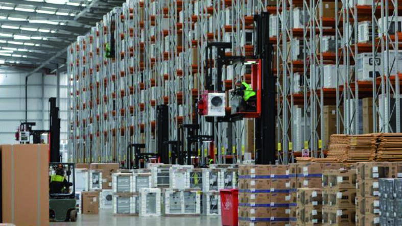 Bolzoni Auramo carton clamps fitted on VNA trucks and electric powered counterbalance trucks in a logistic platform, with very high level of product differentiation.