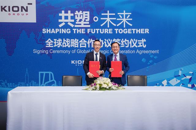 Quicktron CEO Yang Wei (left) and KION's Ching Pong Quek (right)