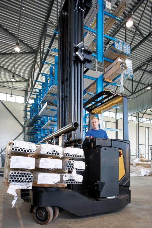 The load weight indicator option in the Cat® Multiway Reach truck helps the driver assessing the situation.