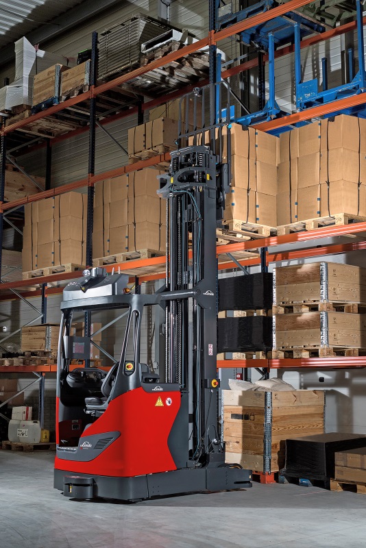 The autonomous Linde R-MATIC reach truck transports palletized goods of up to 1.6 tons fully automatically to high-bay racks, storing and retrieving them independently at lifting heights of up to ten meters.