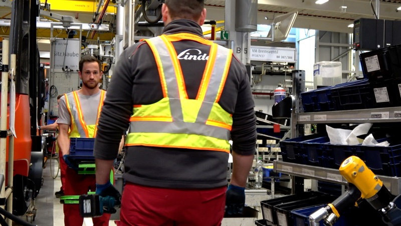 How can the new distancing rules be effectively implemented without disrupting work processes? Linde Material Handling provides a smart answer to this question with the Secure Distance Vest.