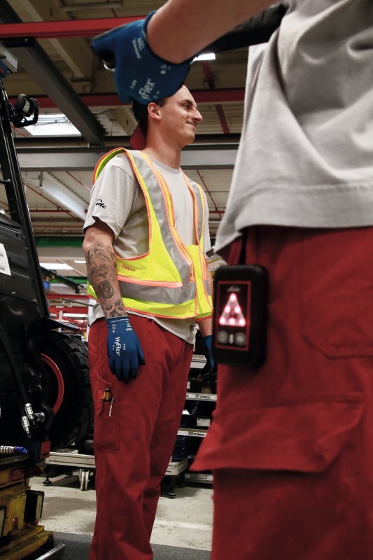 The Linde Secure Distance Vest and the flexibly usable Linde Distance Beeper provide auditory, visual and haptic warnings if employees come too close to each other - thus allowing the ability to freely work with maximum protection against infection.