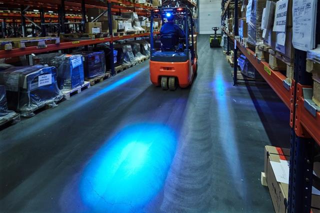 Combination of a bright spot light with two periphery lights on a forktlift truck.