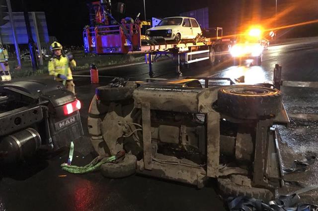 Authorities remove the forklift (PHOTO: HIGHWAYS ENGLAND)