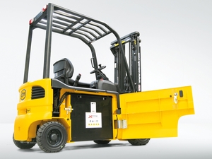 Forklift batteries are extremely heavy. PHOTO OM Carrelli Elevatori
