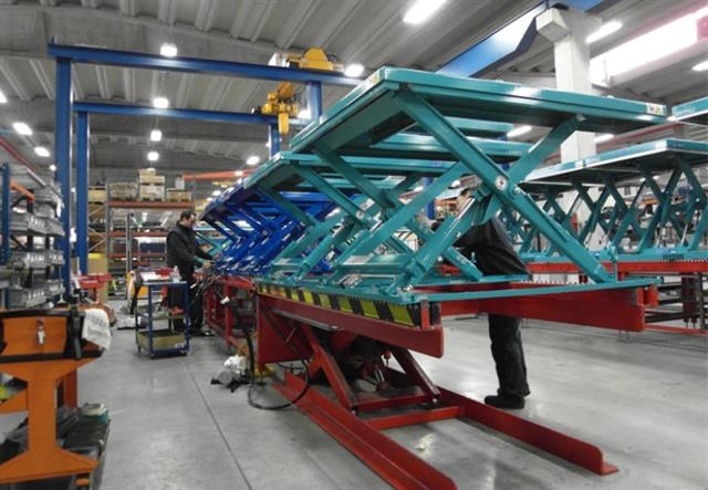 Lift tables are manufactured in Italy, in a dedicated area of 5.000 sqm in the Podenzano plant. The Bolzoni SpA facility is ISO 9001 certified since 1994 and obtained the Environment Certification ISO 14001:2015 in 2006.