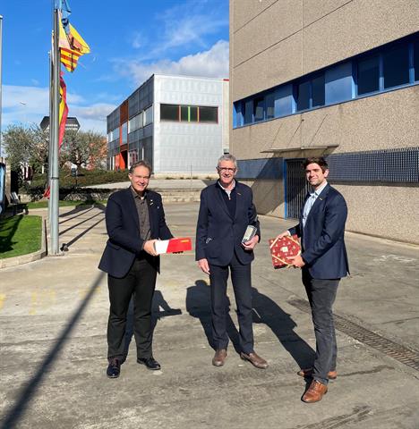 Jorg Schopferer (Palfinger Iberica), Ramon Bassa Sebastian (Equipdraulic) and Frederick Kohlmann (Palfinger AG) at the signing of the contract