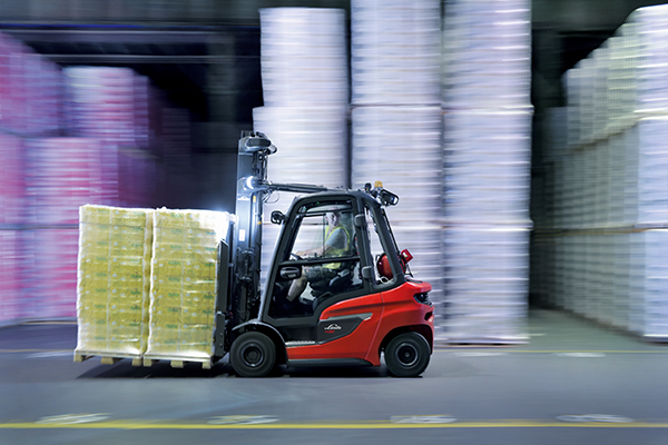 Linde Material Handling has achieved an optimized energy consumption and increased handling capacity for the new IC counterbalance trucks, while reducing emissions at the same time by using a modern, maintenance-friendly industrial engine.