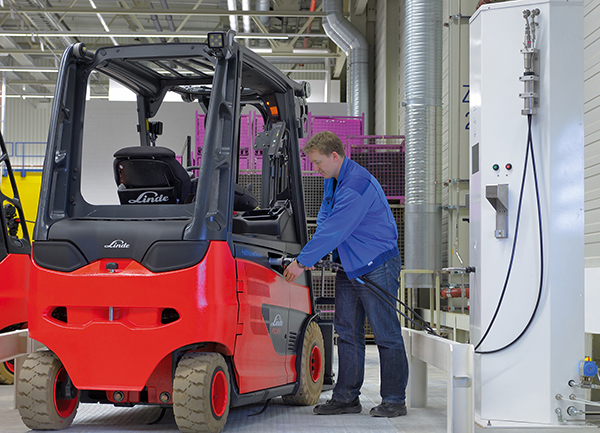 An advantage of industrial trucks with fuel cell hybrid drive is the short time needed for hydrogen refuelling.